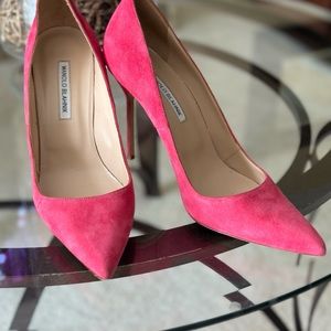 Manolo Blahnik pink suede stiletto pumps. Size 41.5 Heel height: 4.1 inches